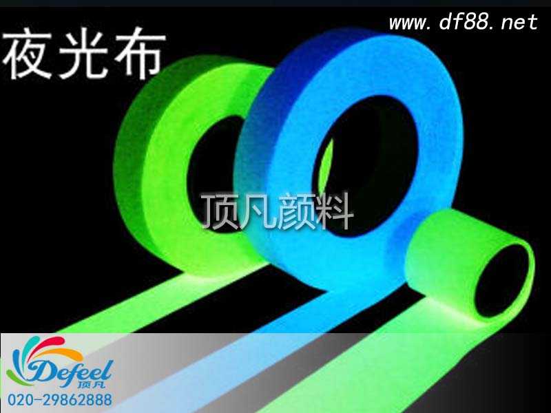 夜光粉讓服裝既浪漫，又極具科技感